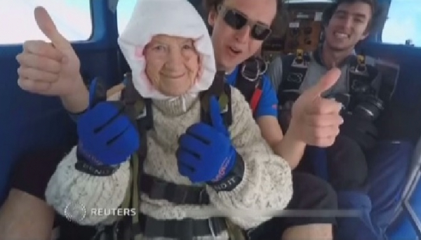 102 жастағы әжей парашютпен секірді