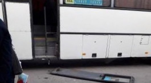 Қарағандыда автобус есігі әйел адамның басына құлап кеткен 