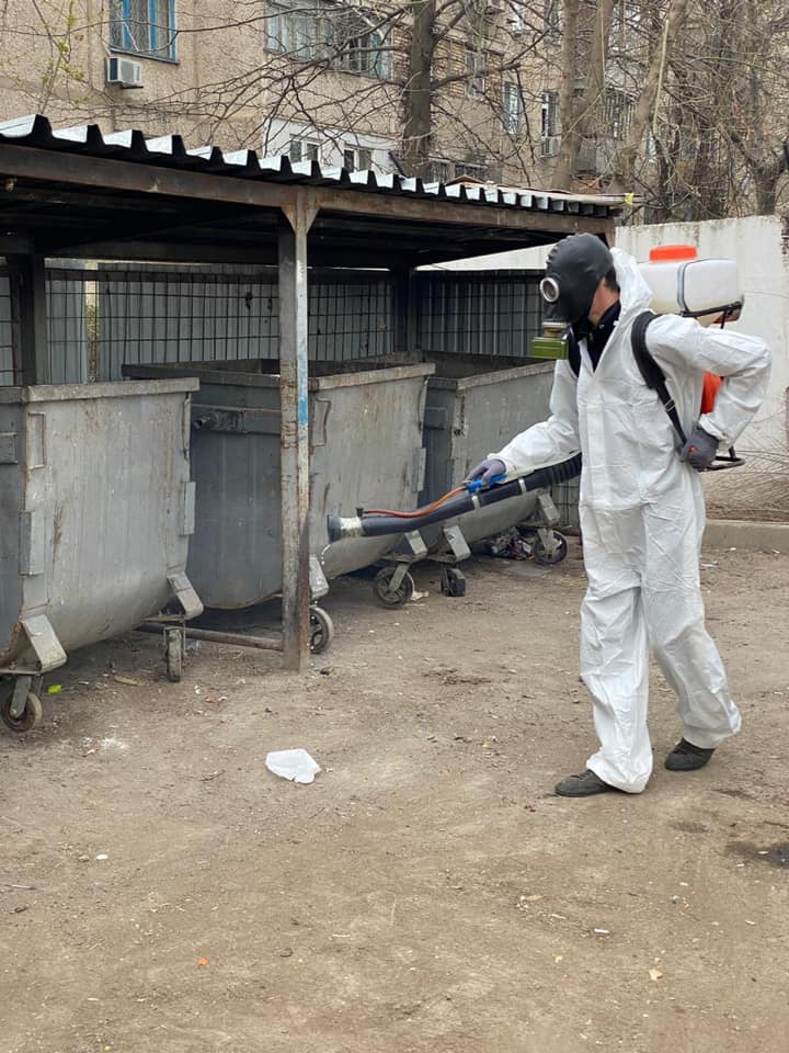 Шымкент: Әл-Фараби ауданындағы қоқыс алаңшаларына дезинфекциялау жұмыстары жүргізілуде