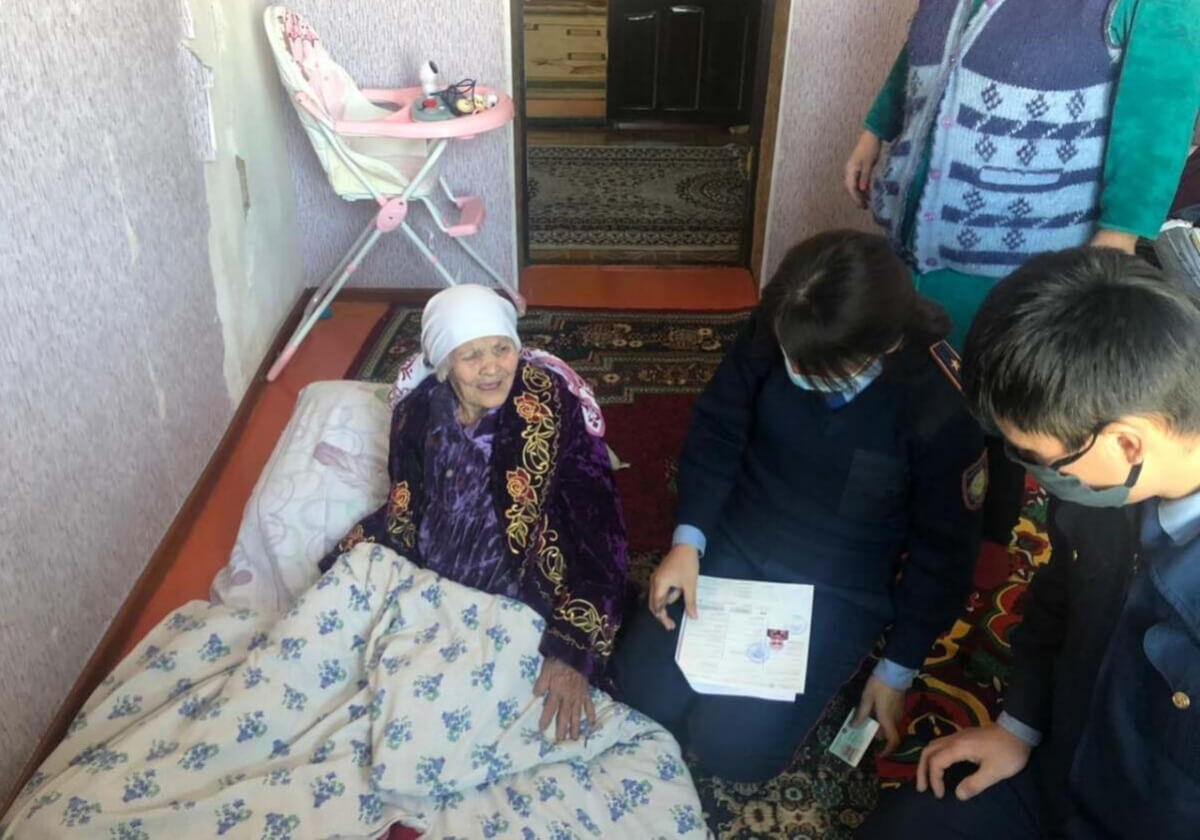 ТҮРКІСТАН: 101 жастағы қарияға жаңа жеке куәлік берілді