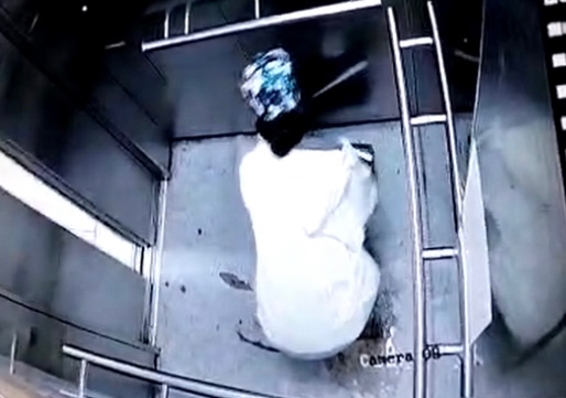 Елордада лифтіде дәрет сындырған медицина қызметкері видеоға түсіп қалды