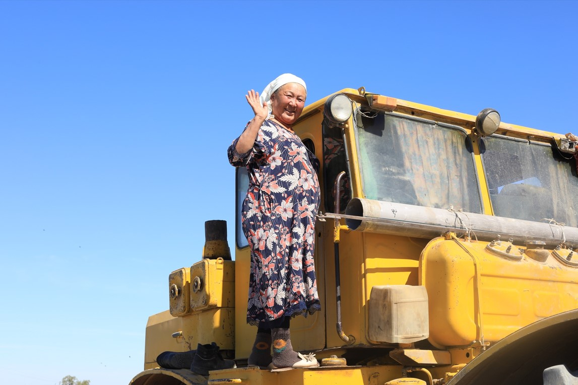 ​40 жылдан бері тракторынан қол үзбеген Алтын апа (видео)