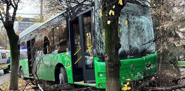 Алматыдағы автобустар соқтығысы кезінде көз жұмған адам сол автобустың ішінде болған
