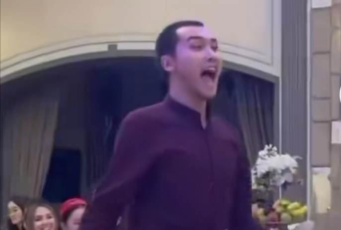 «Әйелі бар емес пе?»: Актер Әбілмансұр Серіковтің үнді биі талқыға түсті