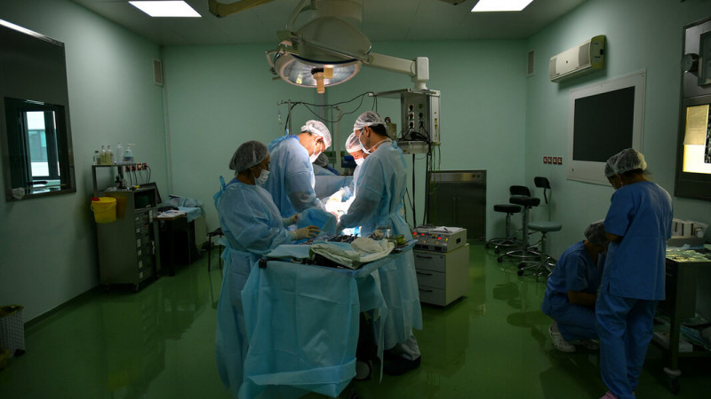 Алматы облысында хирургтер ер адамның асқазанынан қасық алып шықты
