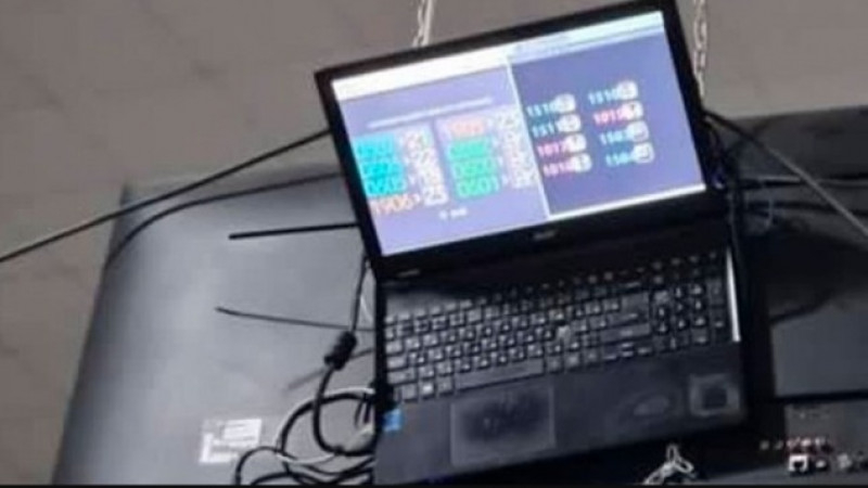 Оралдағы арнайы ХҚКО-да төбеге бекітілген ноутбук жұртты күлдірді