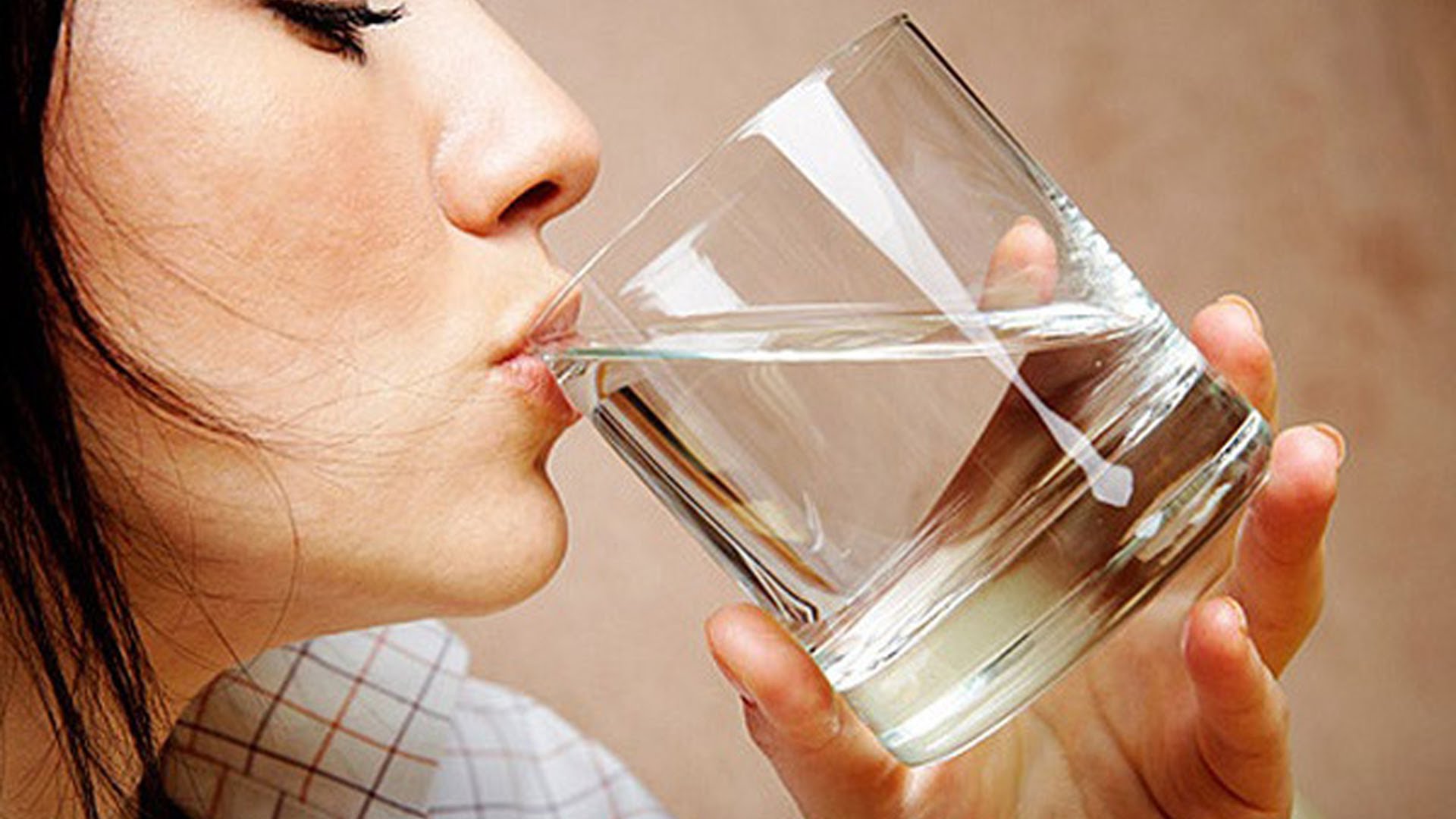 Мелкими глотками. Стакан воды. Питье воды. Пьет стакан воды. Девушка пьет воду.