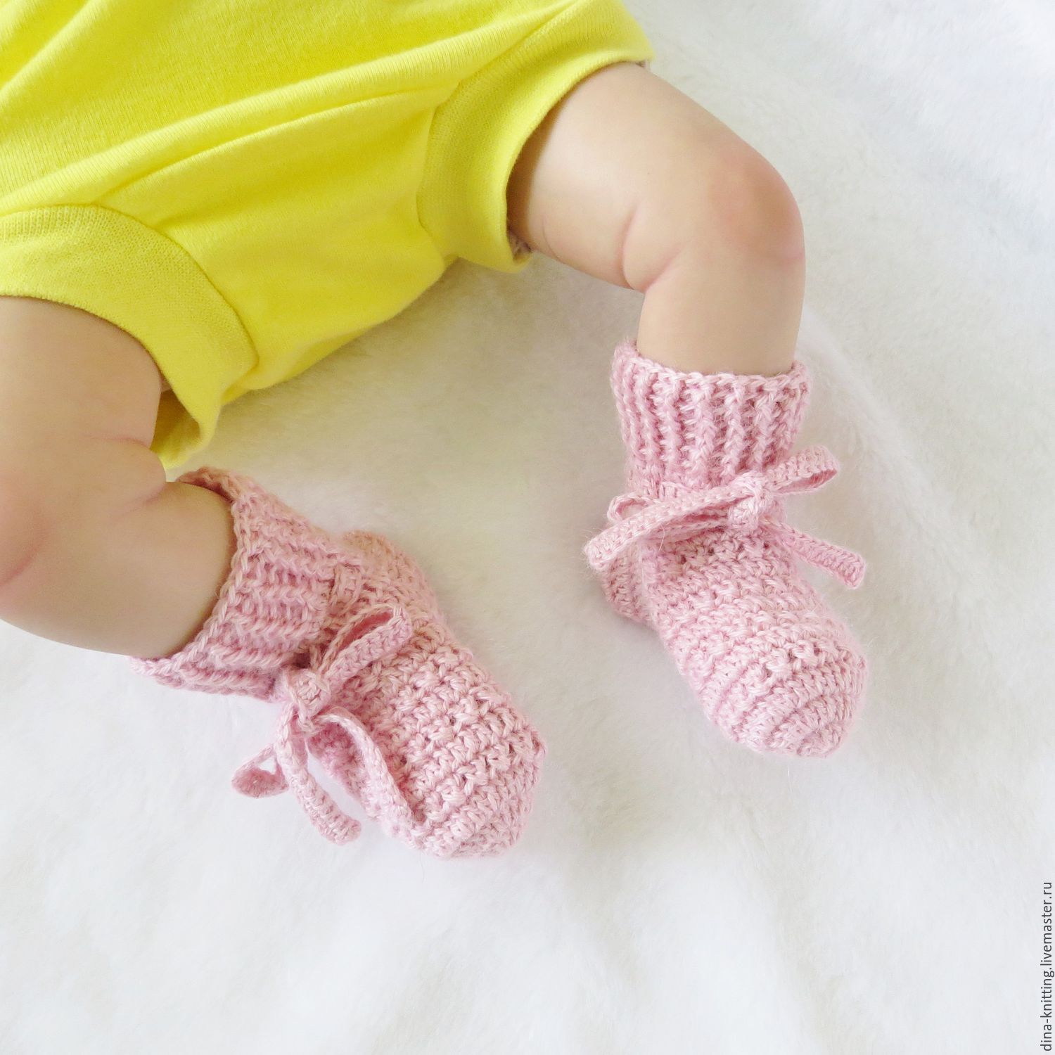Носочки для новорожденных 0. Носочки для новорожденных спицами. Носочки трикотажные для новорожденных. Вязаные носочки для новорожденного. Вязаные носочки для младенцев.