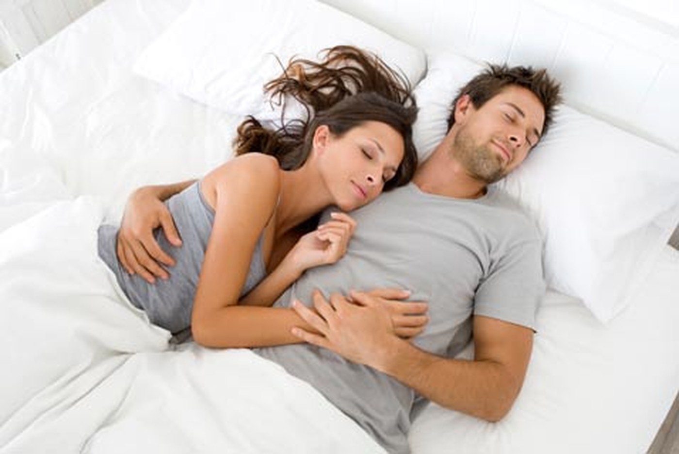 Возле спящего мужа. Два человека в кровати. Мужчина и женщина в кровати. Мужчина и женщина лежат в кровати.