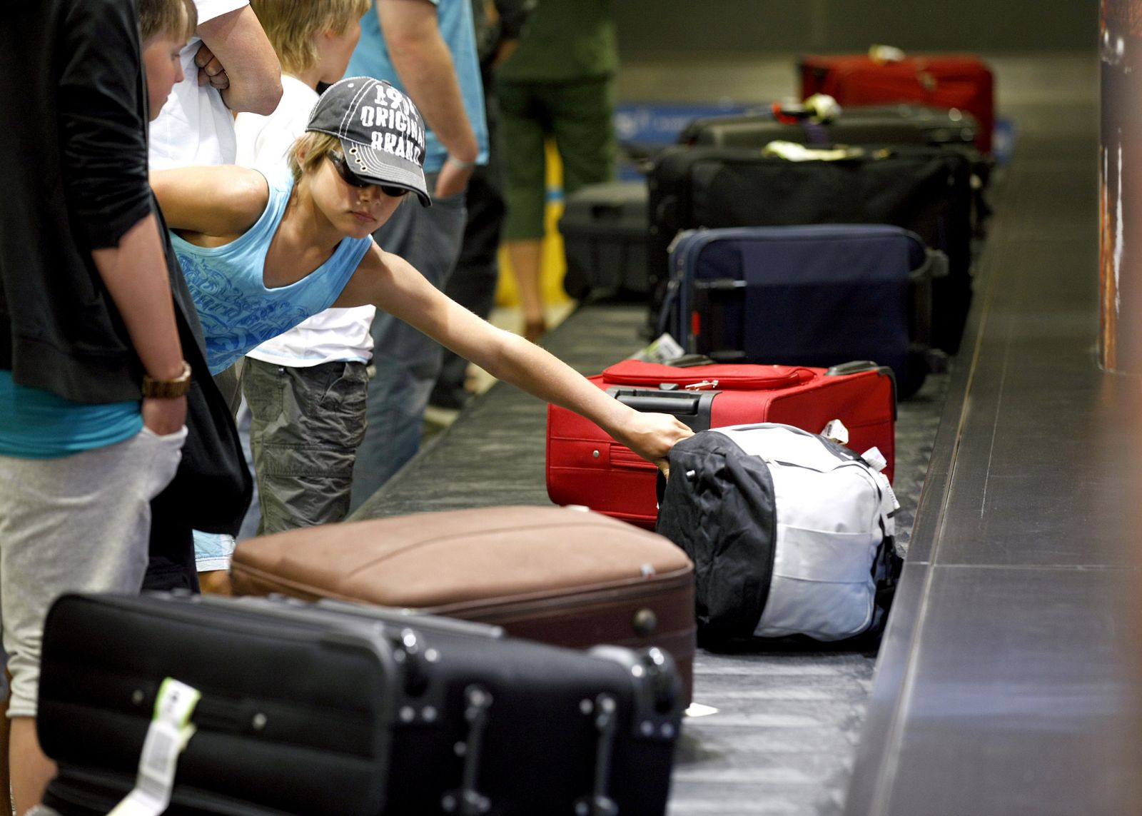 Можно ли брать пассажиров во время поездки. Перевоз багажа. Чемодан в аэропорту. Багаж в аэропорту. Luggage аэропорт.