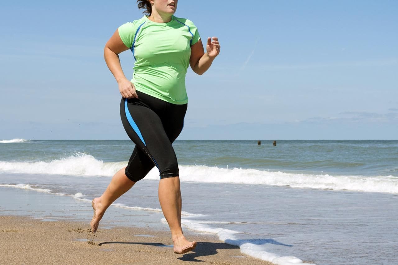 Похудение после бега. Женщина с избыточным весом. Толстухи и спорт. Полная девушка бежит.