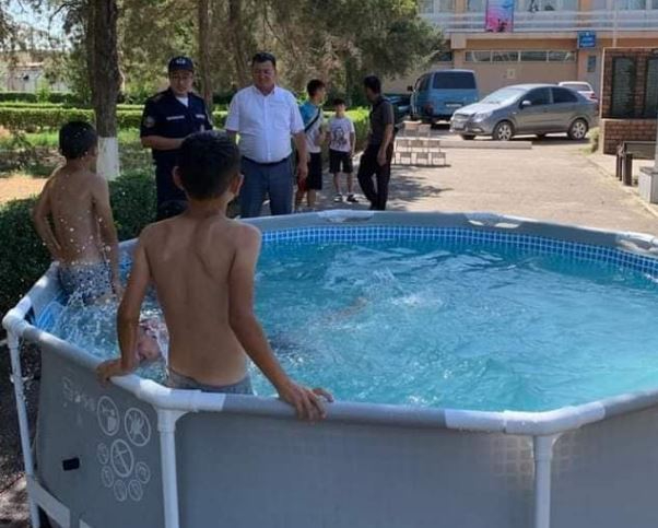 ТҮРКІСТАН: Сарыағашта шомылатын орын жоқ жерлерге бассейн орнатылып жатыр