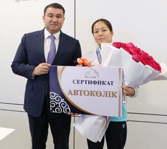 ТҮРКІСТАН: Әлем чемпионы Шұғыла Өмірбекке автокөлік тапсырылды ТҮРКІСТАН: Әлем чемпионы Шұғыла Өмірбекке автокөлік тапсырылды