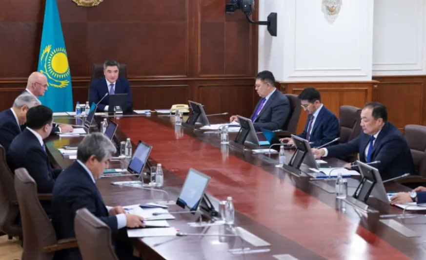 Бектенов үкіметте тым ұзақ баяндама үшін ескерту жасады Бектенов үкіметте тым ұзақ баяндама үшін ескерту жасады
