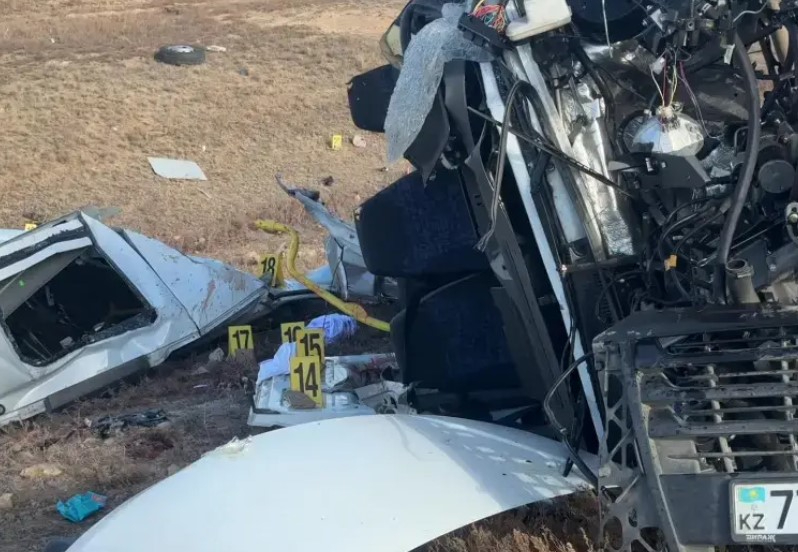 12 адам қаза тапқан жол апаты: аман қалған ер адам Астанаға жеткізілді 12 адам қаза тапқан жол апаты: аман қалған ер адам Астанаға жеткізілді
