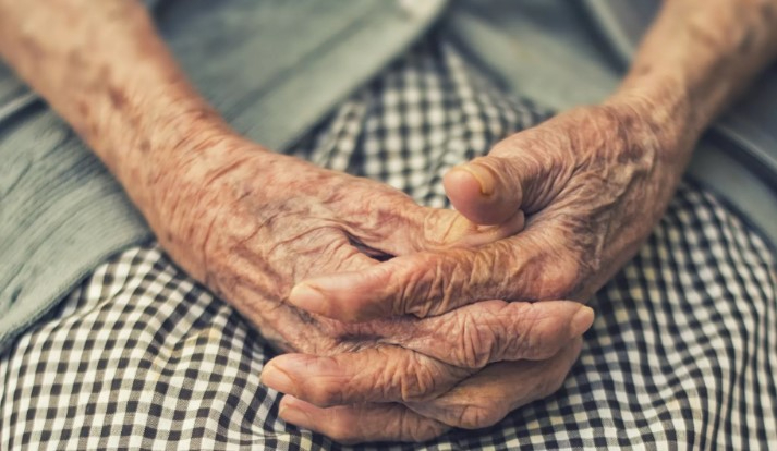 Атырау облысында 55 жастағы әйел көрші зейнеткердің бетіне сірке суын шашқан Атырау облысында 55 жастағы әйел көрші зейнеткердің бетіне сірке суын шашқан