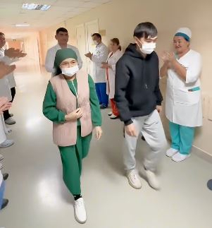 Түркістандық азамат анасына бауырын бөліп берді Түркістандық азамат анасына бауырын бөліп берді